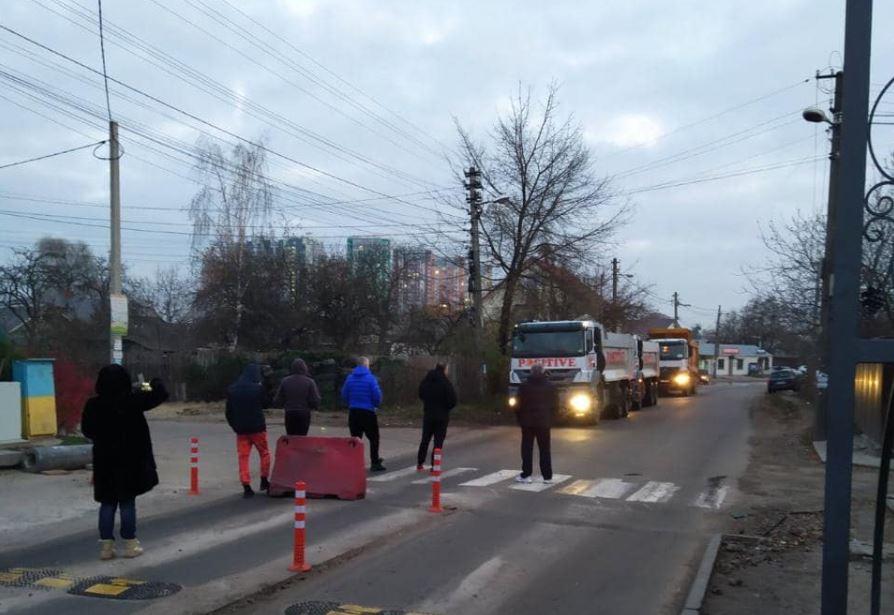 На Русанівських садах знову блокують рух будівельної техніки: що відбувається