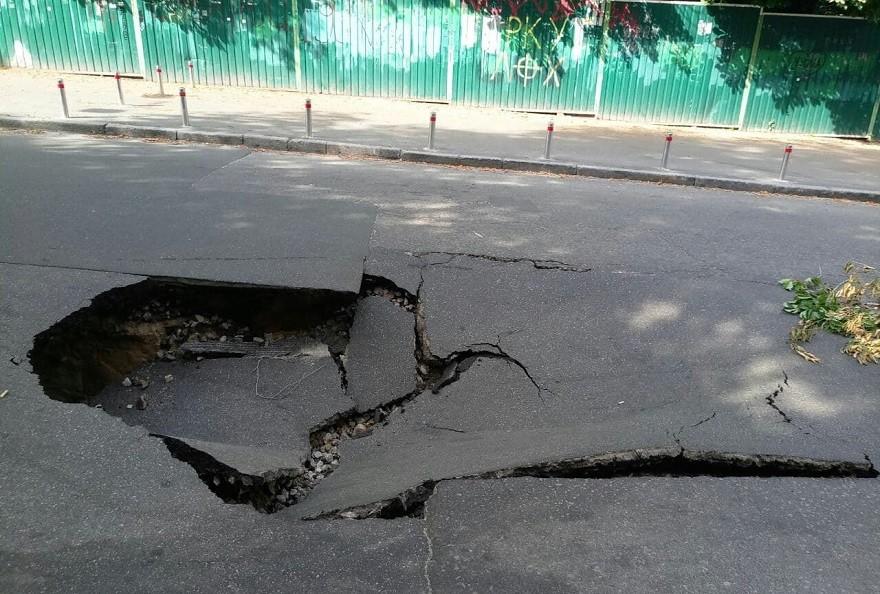 На Лютеранській з’явилась велетенська яма. Кажуть, “асфальт розплавився” (ФОТО)