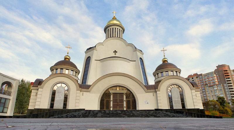 Захотілось православної засмаги. Дівчина грілась топлес під сонцем прямо навпроти храму