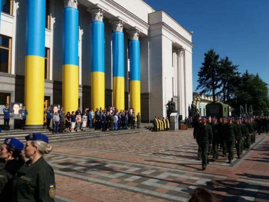 Під Радою вшанували пам’ять нацгвардійців, що загинули від вибуху гранати (ФОТО)