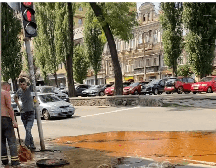 На Контрактовій з-під асфальту б’є фонтан брудної води (ВІДЕО)