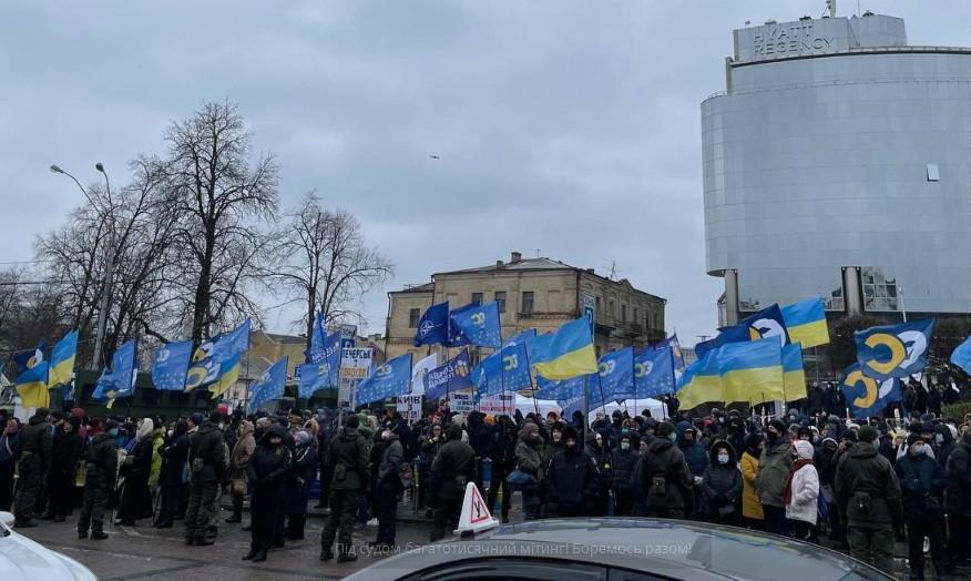 Силовики перекрили вулицю Володимирську через масовий мітинг прихильників Порошенка