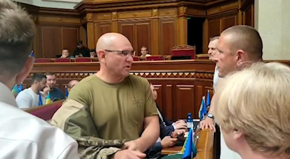 Колишній “слуга” Шевченко припхався в Раду у військовій формі – депутати “ЄС” “роздягли” його