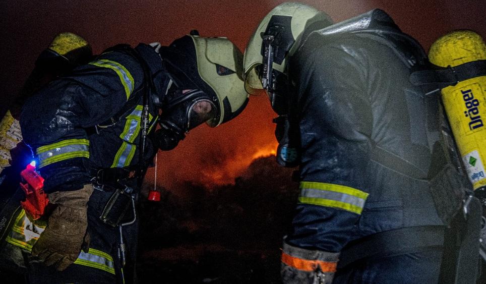 Рятувальники показали ліквідацію пожежі в адмінбудівлі поблизу “Видубичів”