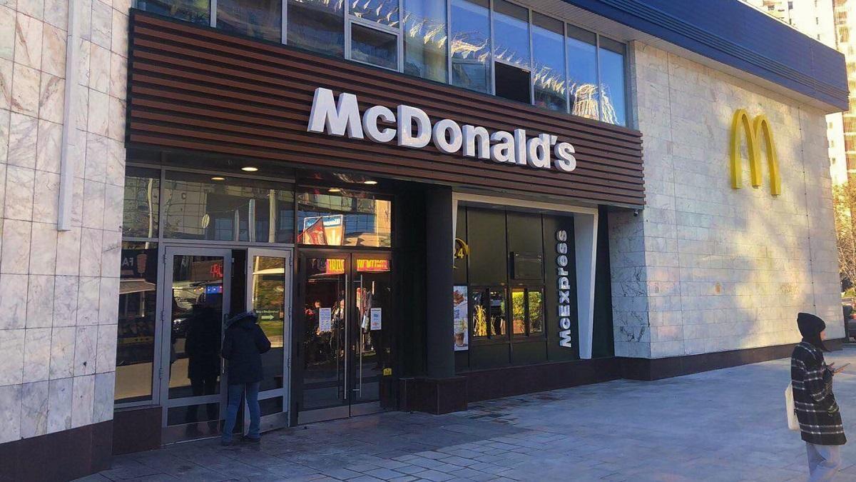 Біля метро “Лук‘янівська” відновив роботу McDonald’s