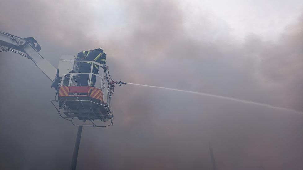 У Києві загасили масштабну пожежу на складі лакофарбових виробів – фото, відео