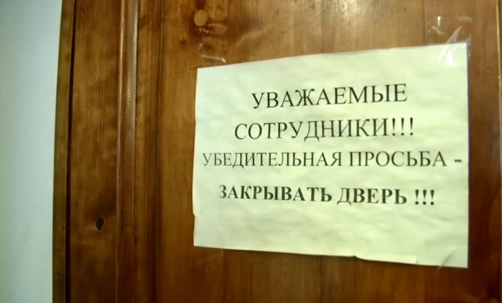 Ченці УПЦ МП у Лаврі залишають після себе сміття, поламані стільці та брудний туалет 