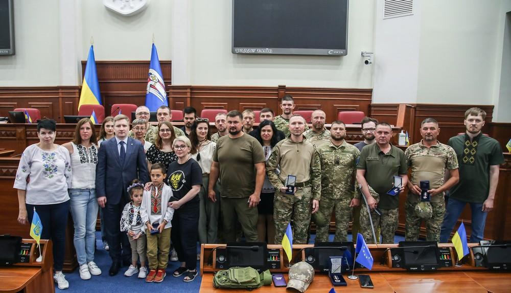 Військових та добровольців нагородили відзнаками Київського міського голови