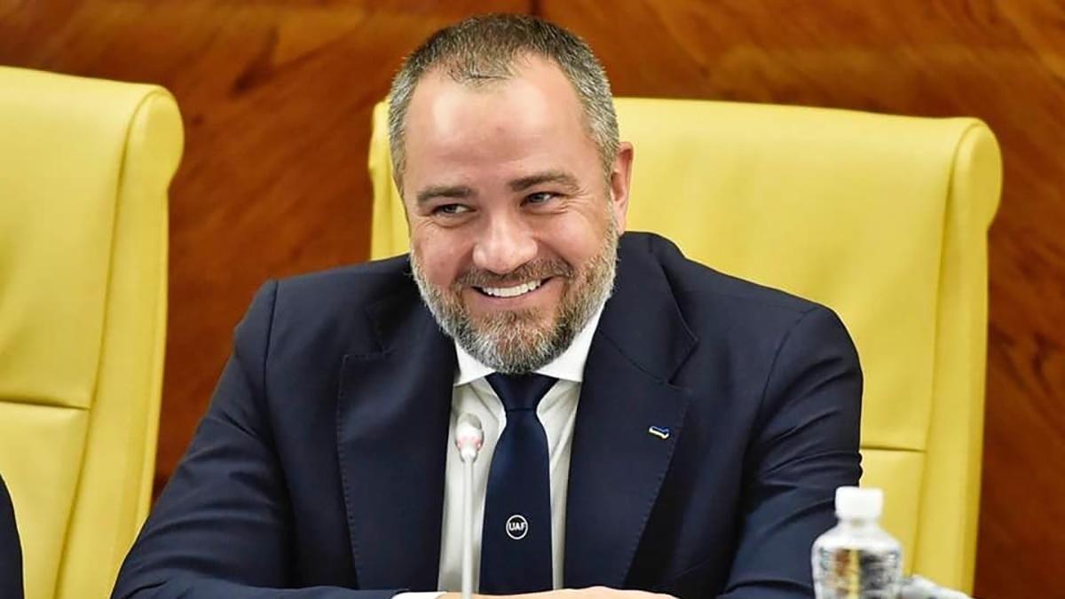 Суд скасував рішення про відсторонення з посади президента УАФ Павелка, у якого дома під Києвом свій пляж та манекен з головою орла