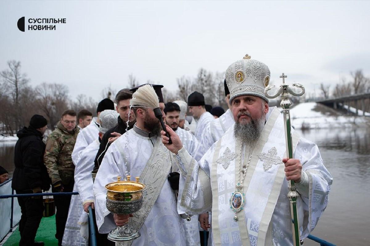 Підсумки вікенду: Київ відсвятував Водохреща з рекордною кількістю богослужінь та читанням віршів, відкрито теплі намети для безхатьків, холоди міцнішають