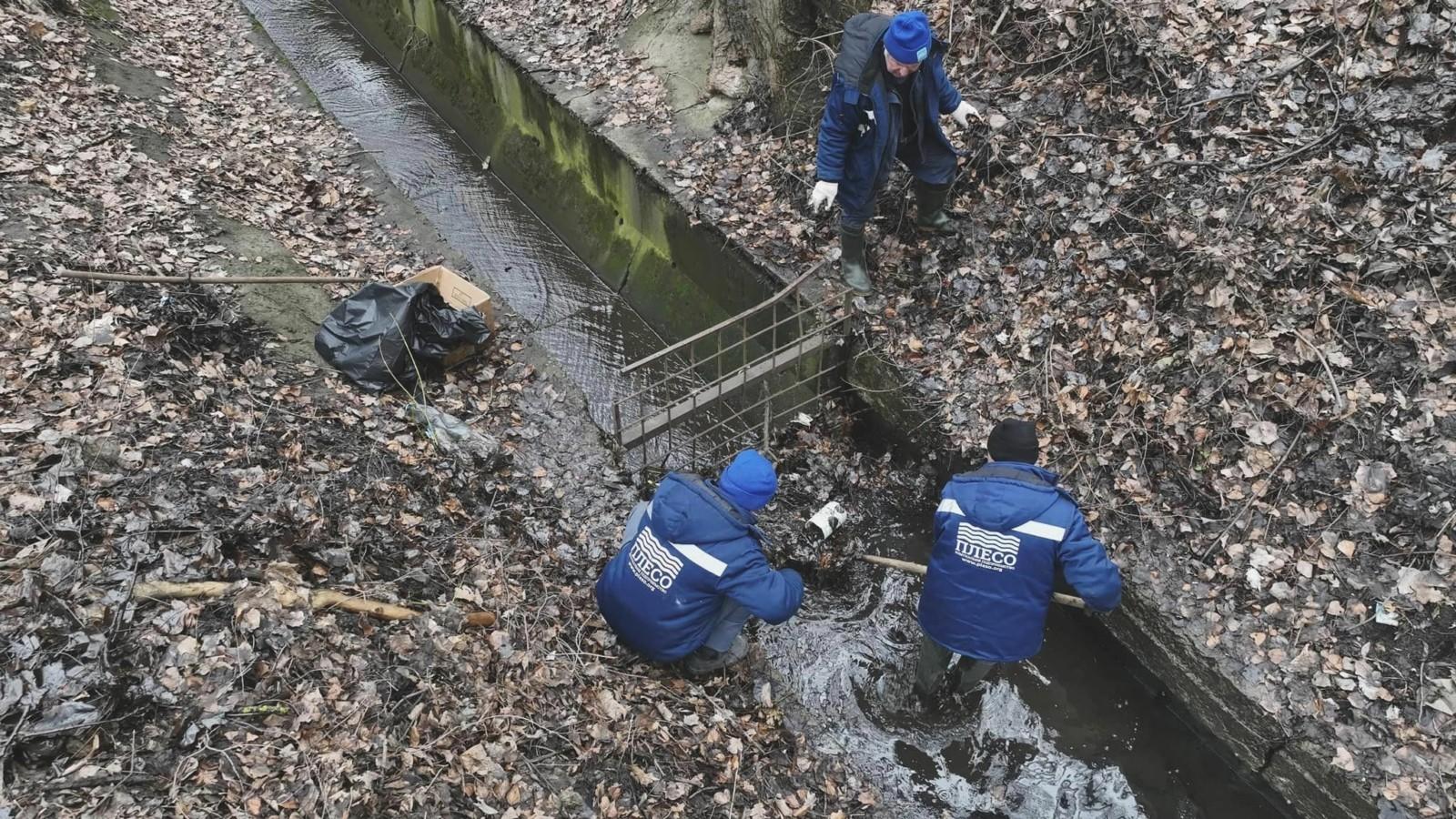 Столичні річки і озера готують до весни: водотоки і решітки чистять від сміття