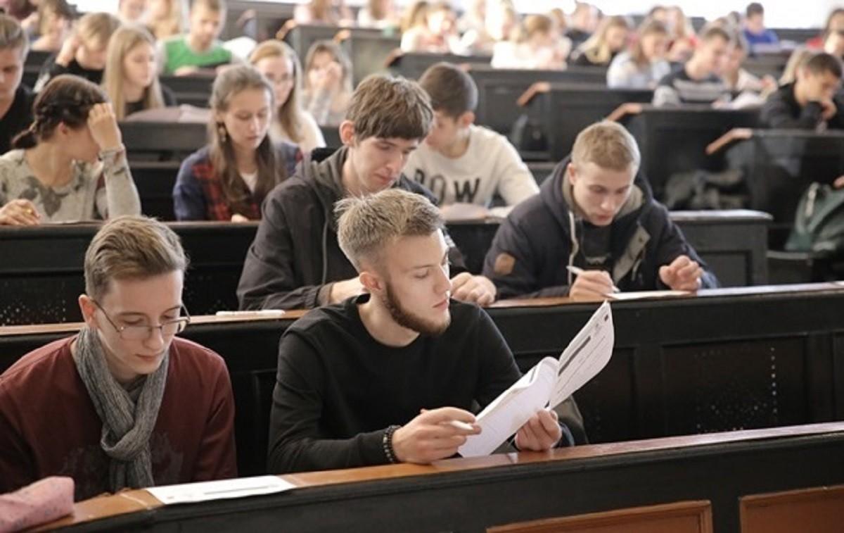 “Їздять до Києва з окопів здавати сесію” – освітянам пояснили, чому не буде скасовано заочну форму навчання