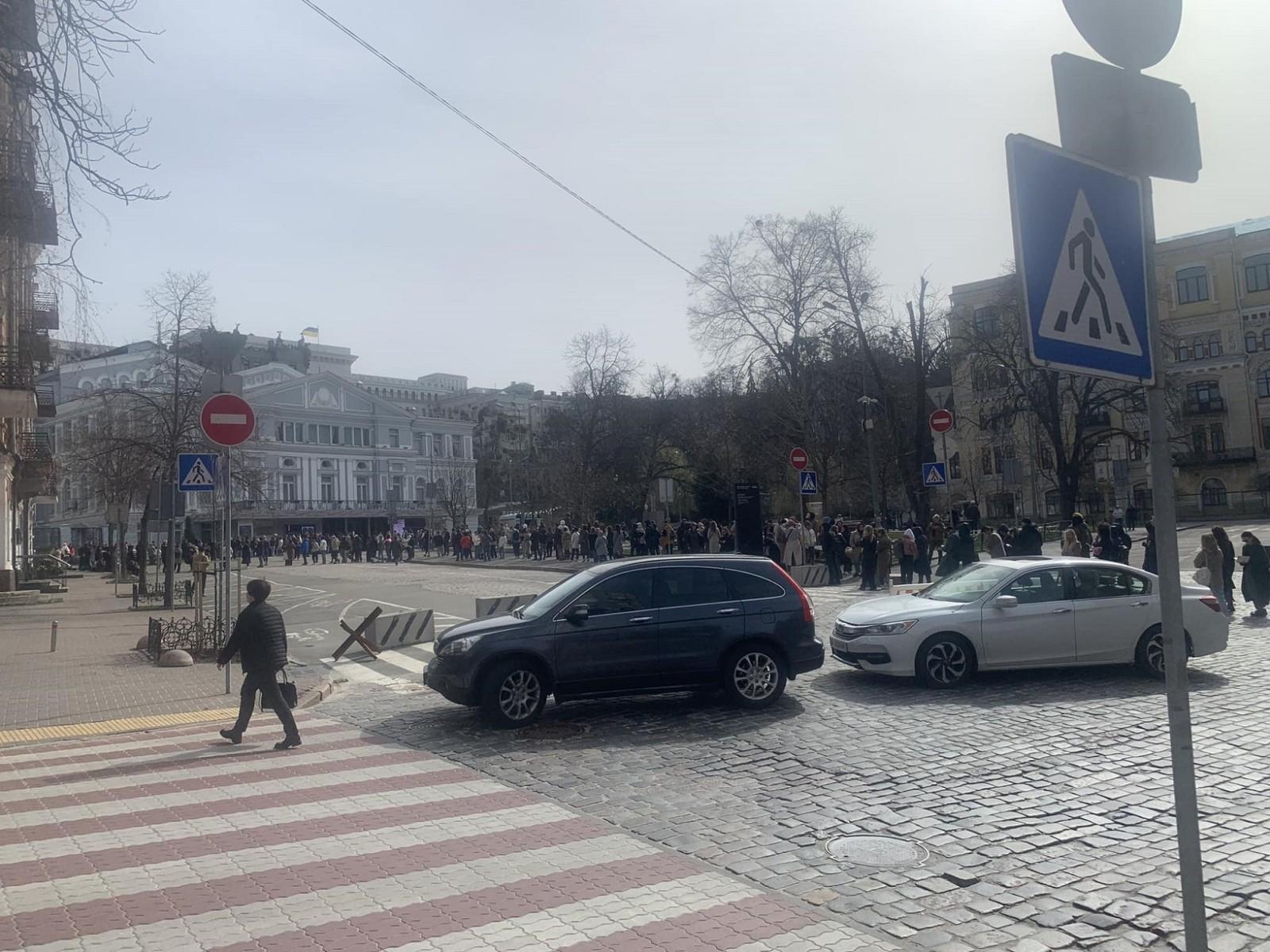 Фото дня. Кияни вистоюють черги заради квитків на “Конотопську відьму” у театрі Франка