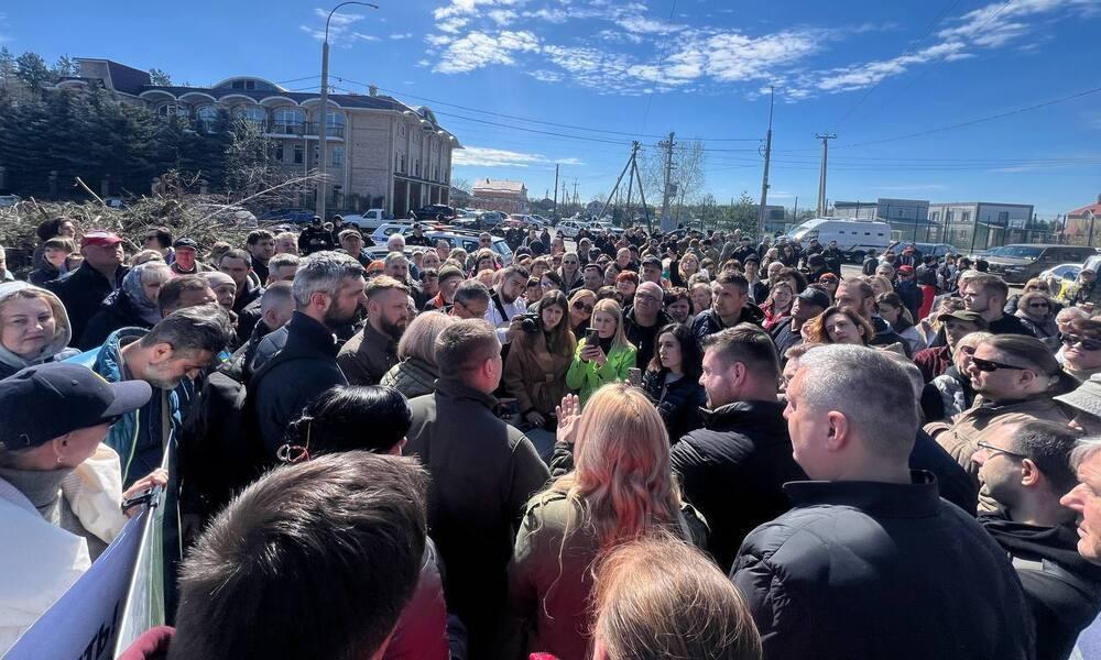 Місцеві жителі проти будівництва військового кладовища під Києвом, їм погрожують спаленням села