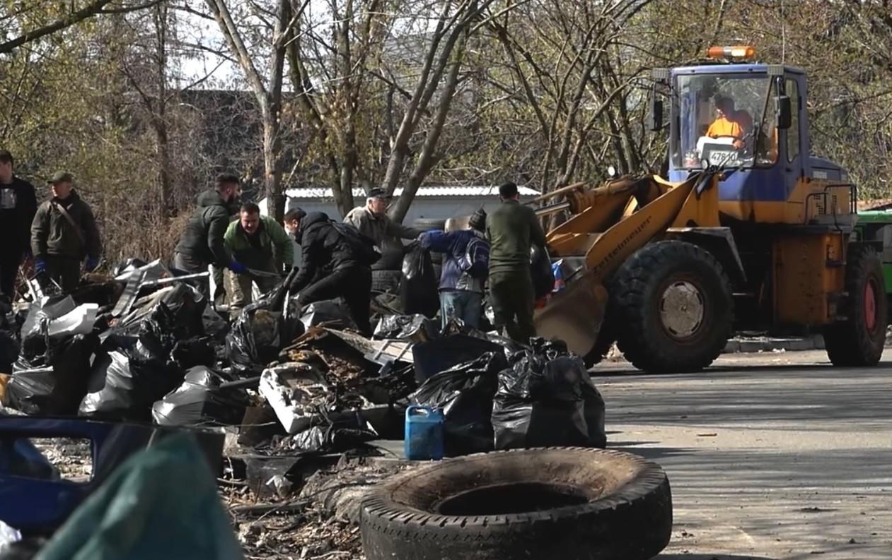 У Голосіївському районі прибрали берегову лінію затоки Галера