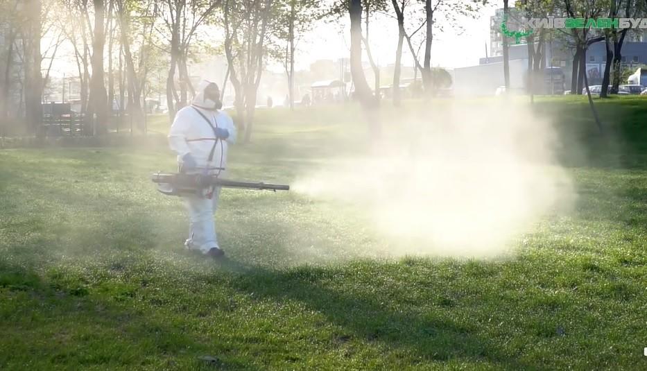 Київські парки й сквери оброблять від кліщів