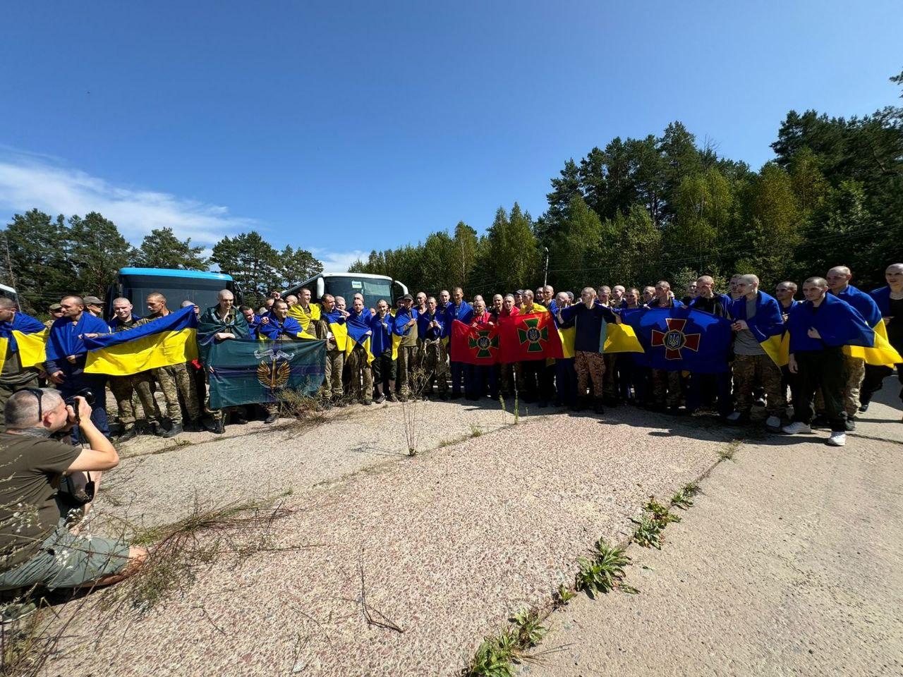 Строковики, “азовці”, моряки, прикордонники – з полону повернулись більше сотні захисників