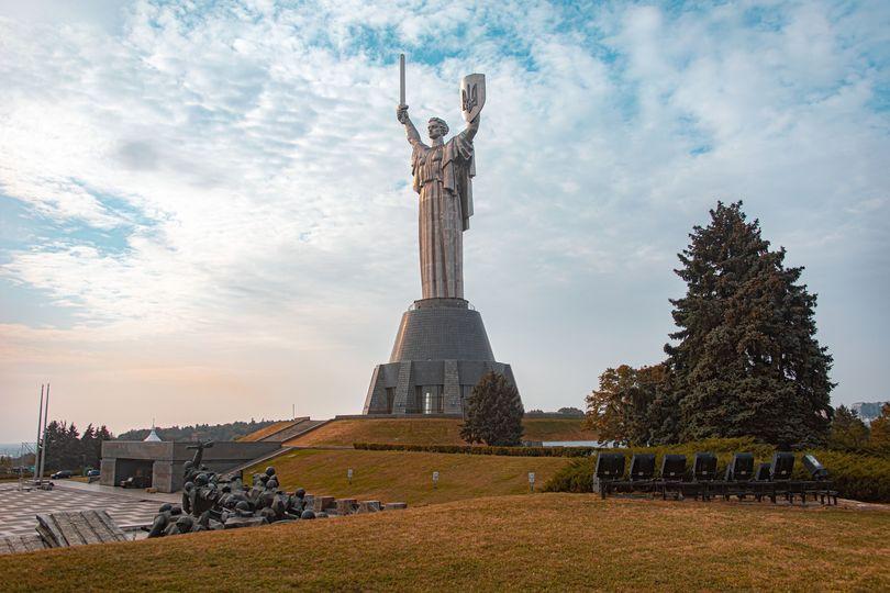 Тризубу вже нічого не загрожує: на щиті “Батьківщини-матері” усунули недоліки