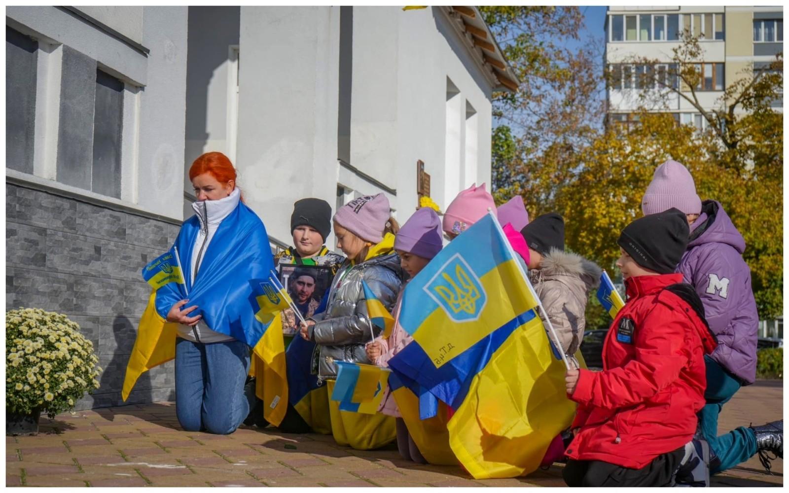 У Бучі відкрили меморіальну дошку на честь загиблого стрільця-снайпера