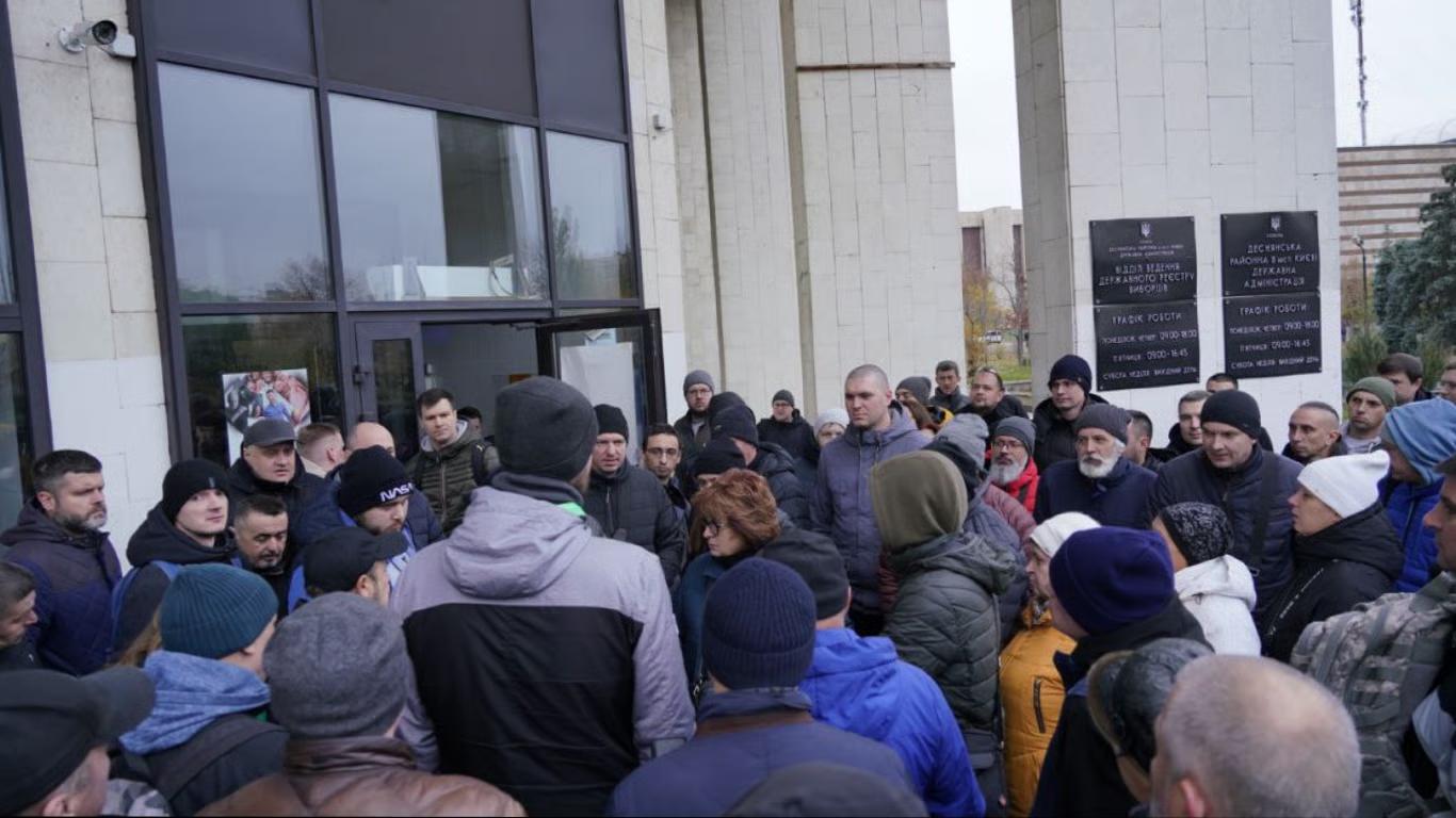 У Києві з’явилися черги до ЦНАПів: тисячі чоловіків намагаються оформити відстрочку