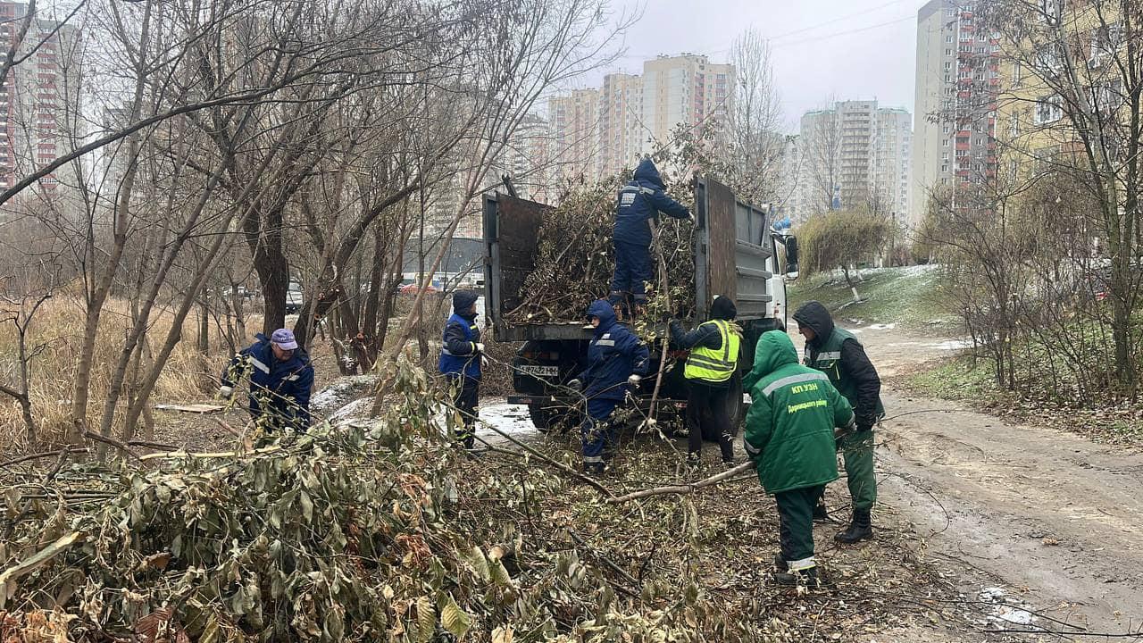 Комунальники разом з небайдужими киянами прибрали біля озера Жандарка – фото, що було і що стало