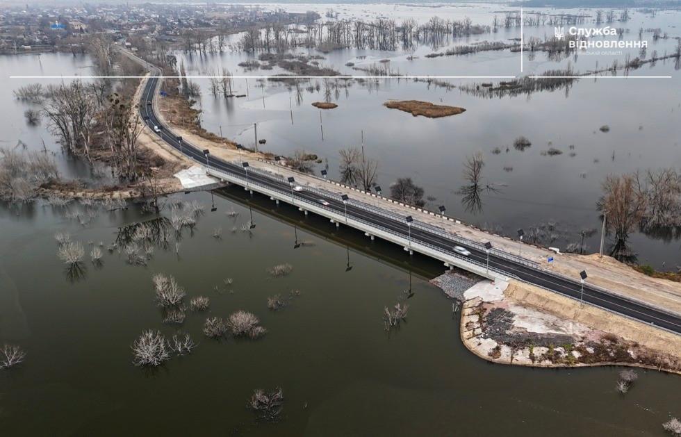 У Вишгородському районі відкрили рух відбудованим мостом через річку Ірпінь