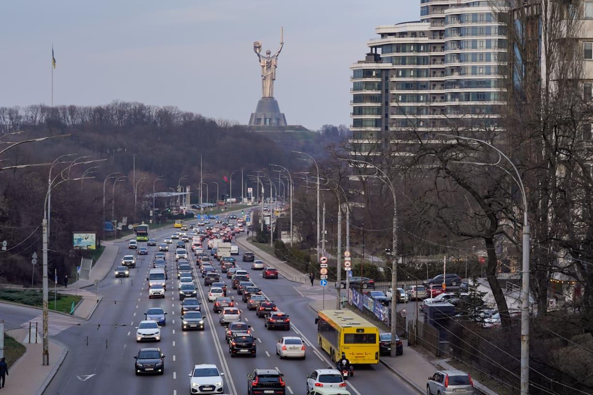 Київрада не підтримала петицію щодо відновлення руху між берегами столиці під час повітряних тривог