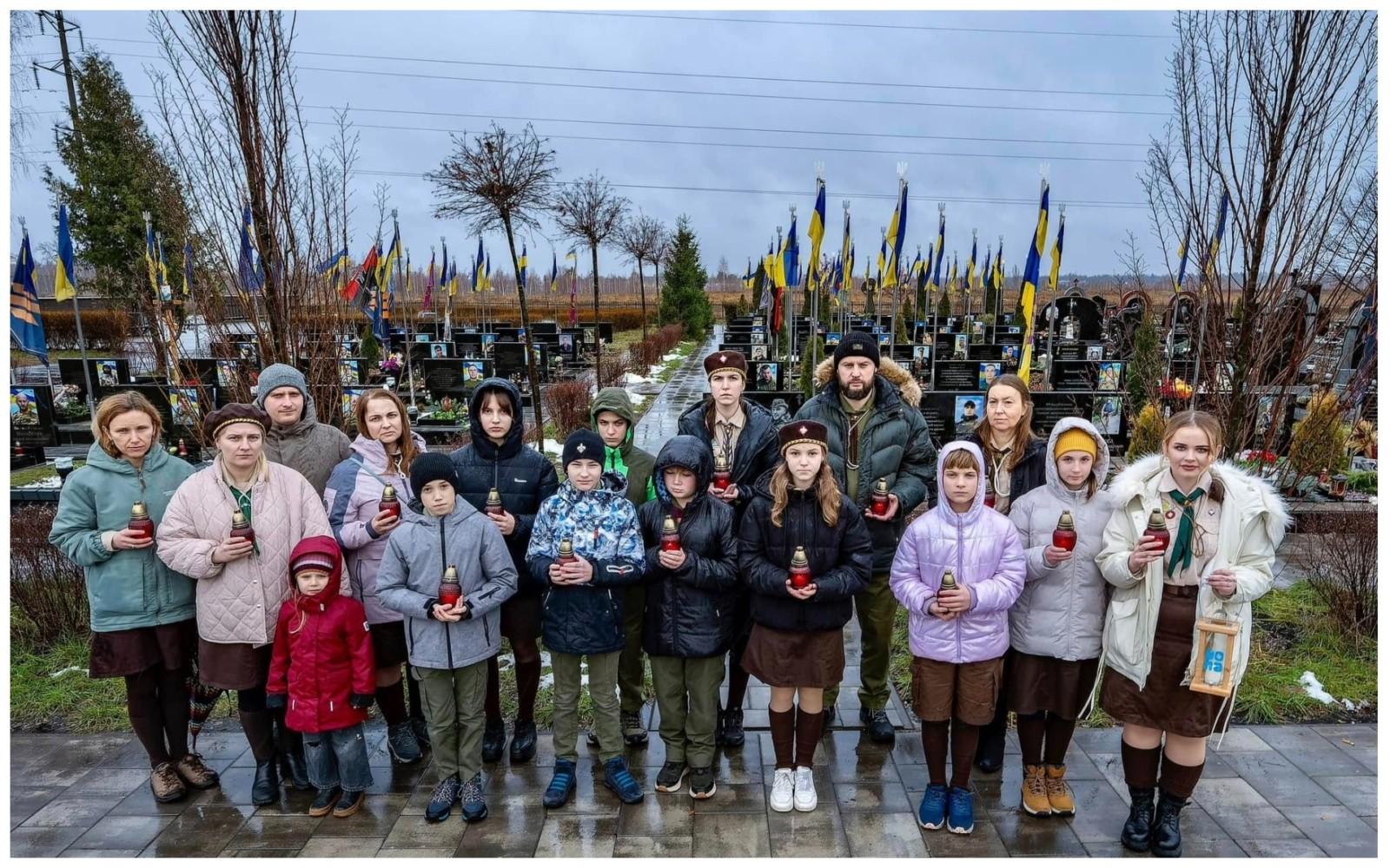 На Алеї Героїв у Бучі запалили Вифлеємський Вогонь