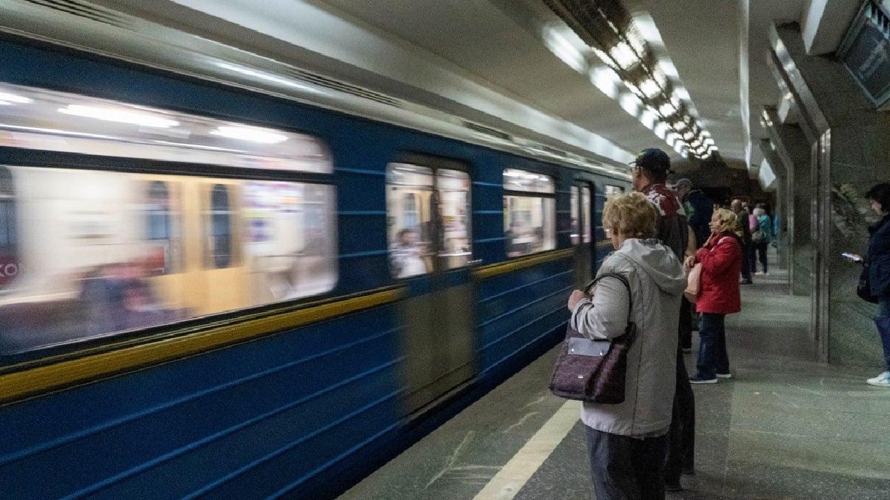 На станції метро «Хрещатик» чоловік із пістолетом погрожував поліцейським: йому загрожує до 7 років ув’язнення