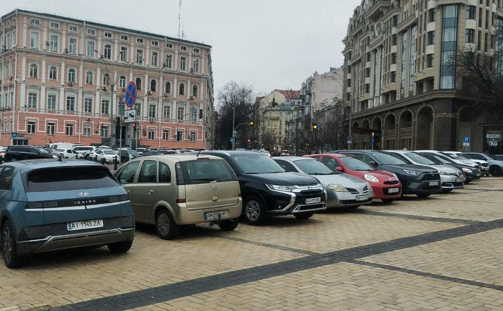 У Києві на Михайлівській площі за кілька годин оштрафували понад 70 водіїв