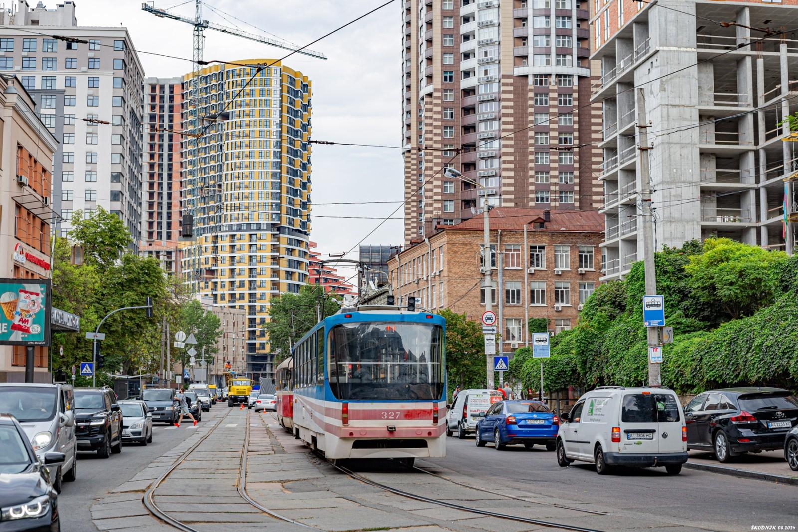 Дочекались! На вулиці Глибочицькій почали ремонтувати зношені трамвайні колії