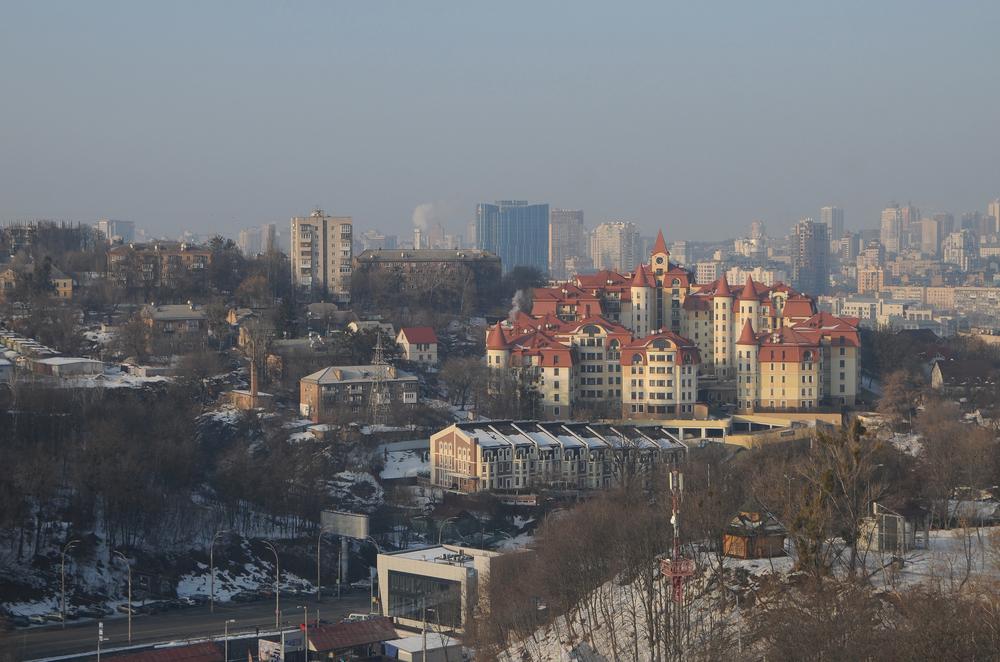 Не виходьте на вулицю та пийте багато води: у Києві погіршився стан повітря